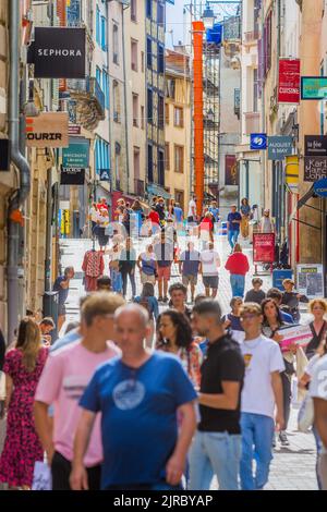 Wochenend-Massen von Einkäufern und Touristen auf der Rue du Consulat, Limoges, Haute-Vienne (87), Frankreich. Stockfoto