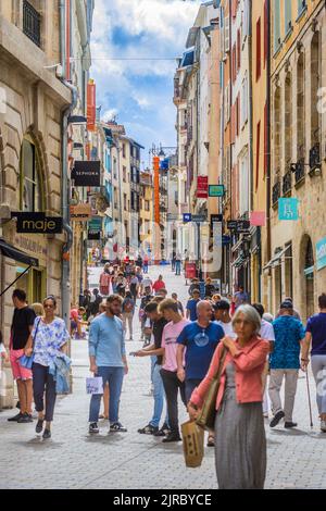 Wochenend-Massen von Einkäufern und Touristen auf der Rue du Consulat, Limoges, Haute-Vienne (87), Frankreich. Stockfoto