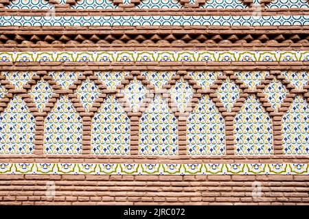 Farbenfrohe Wanddekoration mit Keramikfliesen im spanischen Vintage-Stil. Spanische Architektur Beispiel für Dekorationen Stockfoto