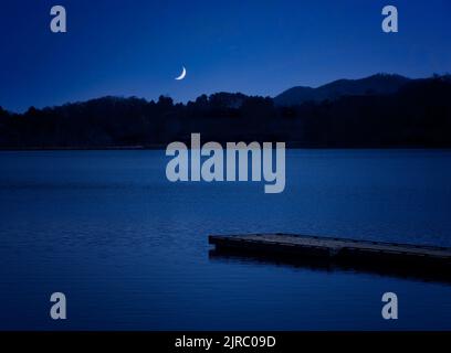 Viertelmond über dem Lake Junaluska im Westen von North Carolina Stockfoto