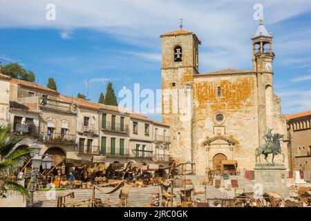Merchandise vor der St. Martin Kirche auf dem Marktplatz von Trujillo, Spanien Stockfoto