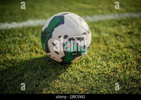 Ein allgemeiner Blick auf den Carabao Cup Ball in diesem Jahr im Blundell Park Stockfoto