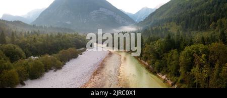Fluss, der am frühen Morgen durch ein Tal in den Julischen Alpen in Slowenien fließt Stockfoto