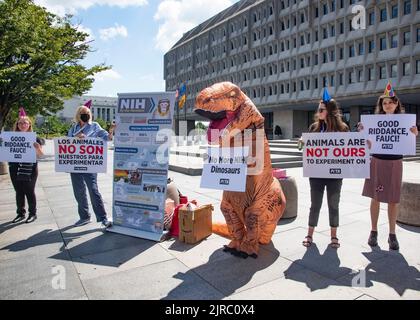 Washington DC, USA. 23. August 2022. Die „Dinosaurier“ der PETA werfen eine Abschiedsfeier vor das Ministerium für Gesundheit und menschliche Dienste (HHS), komplett mit Partyhüten, Wunderkerzen, Und Zeichen mit der Aufschrift: „Keine NIH-Dinosaurier mehr, als Anthony Fauci seine Entscheidung bekannt gab, im Dezember von seiner Position als Direktor des National Institute of Allergy and Infectious Diseases (NIAID) abzutreten, anstatt als Präsident Joe Bidens erste Amtszeit endet. Am 23. August 2022 in Washington, DC Quelle: Patsy Lynch/Media Punch/Alamy Live News Stockfoto