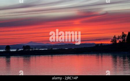 23.Mai 2022. 8:26 Uhr. Blick auf die Presidential Range in New Hampshire gegenüber von Barnes Island, Maine. Stockfoto