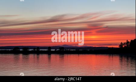 23.Mai 2022. 8:24 Uhr. Blick auf die Presidential Range von Barnes Island, Maine. Stockfoto