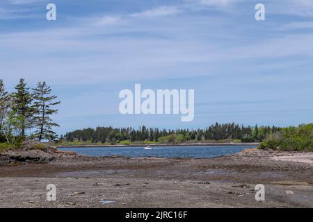 23.Mai 2022. 8:40 Uhr. Blick von Barnes Island, Maine. Stockfoto