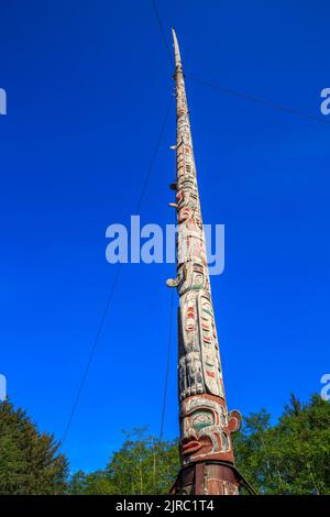 Bei 173 Fuß in der Höhe, das Totem Pole errichtet neben dem Großen Haus in Alert Bay erhebt den Anspruch der höchste der Welt. Stockfoto