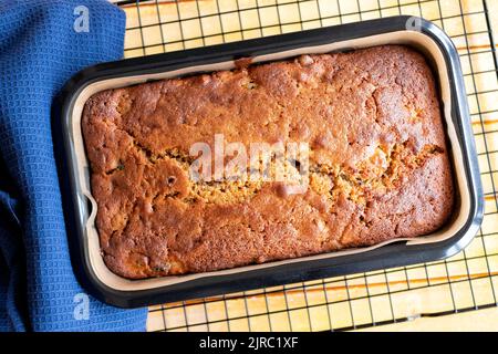 Ein frisch zubereiteter Brombeere-, Apfel- und Walnusskuchen. Der Kuchen wurde zu Hause vom Bäcker zubereitet und befindet sich in einer Backform, die gerade aus dem Ofen kam Stockfoto