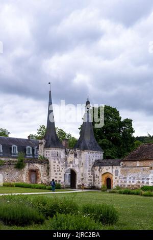 LE BEC-HELLOUIN, FRANKREICH - 26.. MAI 2022: Abtei Notre-dame du Bec an einem bewölkten Frühlingsnachmittag, Frankreich Stockfoto