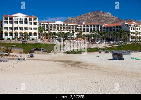 Cabo San Lucas, Mexiko - 13. Februar 2011: Gäste, die ein Luxus-Resort-Hotel und Spa am Meer von Cortez und Cabo Beach in Mexiko genießen. Stockfoto