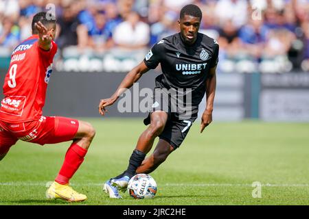 BRUGGES, BELGIEN - 21. AUGUST: Billal Messaoudi von KV Kortrijk und Clinton Mata vom Club Brugge KV während des Jupiler Pro League-Spiels zwischen Club Brugge KV und KV Kortrijk am 21. August 2022 im Jan Breydelstadion in Brugges, Belgien (Foto: Joris Verwijst/Orange Picles) Stockfoto