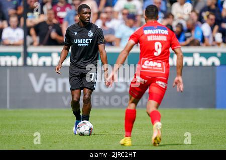 BRUGGES, BELGIEN - 21. AUGUST: Clinton Mata vom Club Brugge KV und Bilral Messaoudi vom KV Kortrijk während des Jupiler Pro League-Spiels zwischen Club Brugge KV und KV Kortrijk am 21. August 2022 im Jan Breydelstadion in Brugges, Belgien (Foto: Joris Verwijst/Orange Picles) Stockfoto