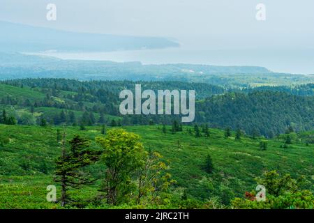 Typische Landschaft der südlichen Kuriles, Blick auf die Insel Kunashir vom Hang des Vulkans Golovnin, Hang des Mendeleyev Vulkan ist in der d sichtbar Stockfoto