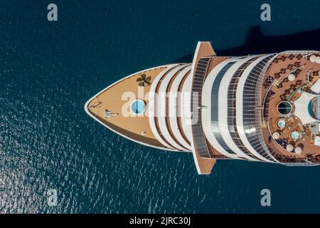 Großes Kreuzfahrtschiff Vorderbogen Ansicht von oben Stockfoto