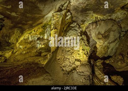 Schöne Höhle mit Stalaktiten Stockfoto