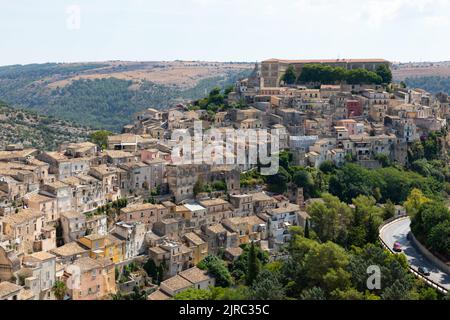 Ein Blick auf die sizilianische Stadt Ragusa, die das historische Zentrum von Ragusa Ibla hervorhebt. Stockfoto