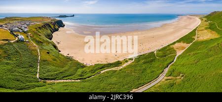 Luftpanorama des riesigen Sandstrandes bei Rhossili an der Südküste von Wales, Großbritannien (Gower Peninsula) Stockfoto