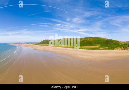 Luftaufnahme von Touristen an einem riesigen, breiten Sandstrand an der Küste von Wales (Rhossili, Gower, Wales) Stockfoto