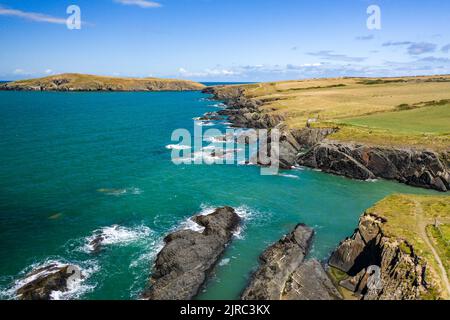 Luftaufnahme der zerklüfteten walisischen Küste in Pembrokeshire (Gwbert, Wales) in geringer Höhe Stockfoto