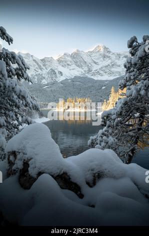 Verschneite Landschaft mit Blick auf die Zugspitze, Eibsee, Bayern, Deutschland Stockfoto