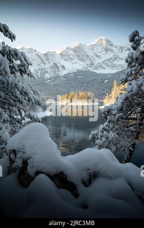 Verschneite Landschaft mit Blick auf die Zugspitze, Eibsee, Bayern, Deutschland Stockfoto