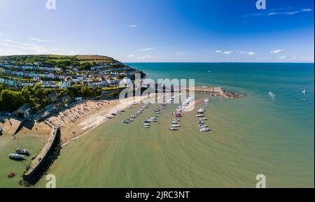 Panoramablick auf den Ferienort New Quay an der Westküste von Wales im Hochsommer (Cardigan Bay) Stockfoto