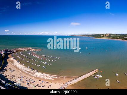 Panoramablick auf den Ferienort New Quay an der Westküste von Wales im Hochsommer (Cardigan Bay) Stockfoto