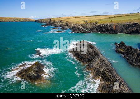 Luftaufnahme der zerklüfteten walisischen Küste in Pembrokeshire (Gwbert, Wales) in geringer Höhe Stockfoto