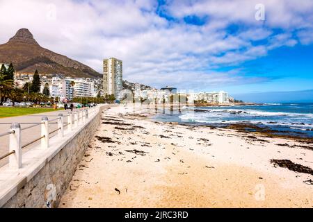 Kapstadt, Südafrika - 12. Mai 2022: Blick auf die Sea Point Promenade an der Atlantikküste von Kapstadt Südafrika Stockfoto