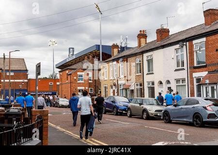 Manchester, Großbritannien. 23. August 2022. Die Fans kommen vor dem Carabao Cup Second Round Spiel zwischen Stockport County und Leicester City am 23. 2022. August im Edgelied Park in Manchester, England, ins Stadion. (Foto von Daniel Chesterton/phcimages.com) Quelle: PHC Images/Alamy Live News Stockfoto