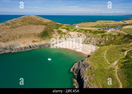 Luftaufnahme eines belebten Strandes und einer Bucht in West Wales (Mwnt, Ceredigion) Stockfoto