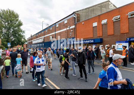 Manchester, Großbritannien. 23. August 2022. Die Fans kommen vor dem Carabao Cup Second Round Spiel zwischen Stockport County und Leicester City am 23. 2022. August im Edgelied Park in Manchester, England, ins Stadion. (Foto von Daniel Chesterton/phcimages.com) Quelle: PHC Images/Alamy Live News Stockfoto