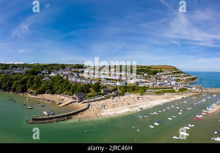 Panoramablick auf den Ferienort New Quay an der Westküste von Wales im Hochsommer (Cardigan Bay) Stockfoto