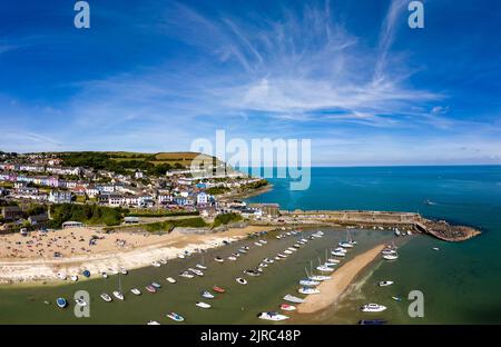 Boote auf dem Sand bei Ebbe im Hafen von New Quay, Wales (Ceredigion) Stockfoto