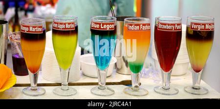 Farbsaft in transparentem Glas serviert Stockfoto