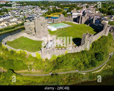 Luftaufnahme der Ruinen des historischen Pembroke Castle in West Wales, Pembrokeshire Stockfoto