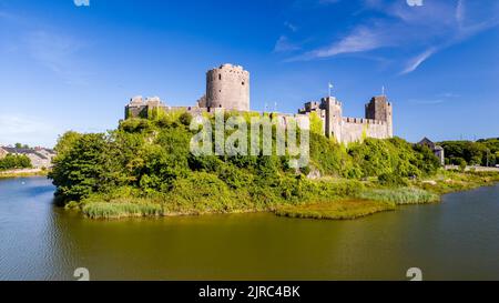 Luftaufnahme der Ruinen einer großen, alten Burg in Wales (Pembroke Castle, Pembrokeshire) Stockfoto