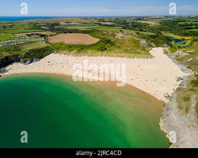 Luftaufnahme eines riesigen Sandstrands und klaren Wassers (Broad Haven South, Pembrokeshire, Wales) Stockfoto