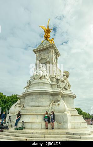 London, England, Großbritannien - 6. Juli 2022: Victoria Memorial aus weißem Marmor, Mutterschaft und Wahrheitsseite, mit goldener Winged Victory Statue oben unter blauem Kl Stockfoto