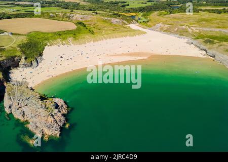 Luftaufnahme eines riesigen Sandstrands und klaren Wassers (Broad Haven South, Pembrokeshire, Wales) Stockfoto