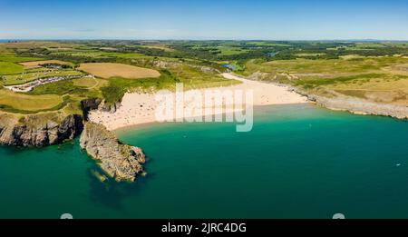 Panoramablick auf einen schönen Sandstrand und felsige Küste (Broad Haven South, Wales) Stockfoto