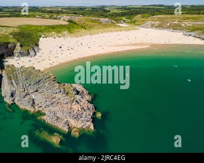 Luftaufnahme eines riesigen Sandstrands und klaren Wassers (Broad Haven South, Pembrokeshire, Wales) Stockfoto