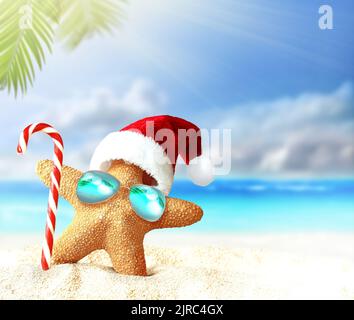 Seesterne im Weihnachtsmannhut und Süßigkeiten an einem Sommerstrand. Frohe Weihnachten. Stockfoto