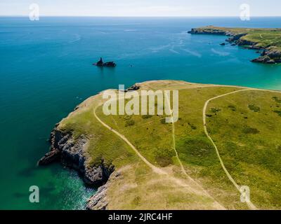 Luftaufnahme der felsigen walisischen Küste in der Nähe von Broad Haven South, Pembrokeshire Stockfoto