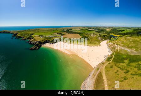 Panoramablick auf einen schönen Sandstrand und felsige Küste (Broad Haven South, Wales) Stockfoto