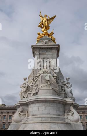 London, England, Großbritannien - 6. Juli 2022: Victoria Memorial. Thronende Königin mit Blick von vorne auf den goldenen geflügelten Sieg. Buckingham Palace dahinter. Justiz und Stockfoto