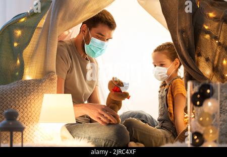 Happy Family spielen mit Spielzeug in Kinder Zelt zu Hause Stockfoto