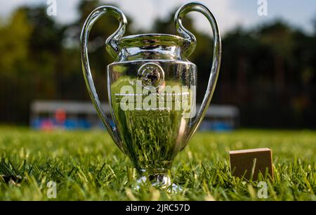 30. August 2021, Moskau, Russland. UEFA Champions League Cup auf dem grünen Rasen des Stadions. Stockfoto