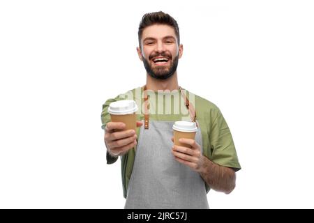 Ein fröhlicher Barkeeper im Vorfeld mit Kaffee zum Mitnehmen Stockfoto